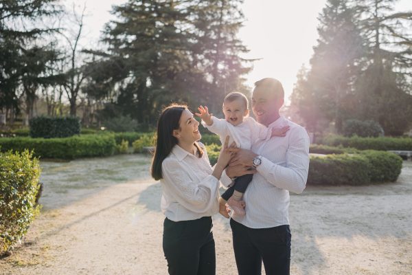 PADRES E HIJA AL ATARDECER